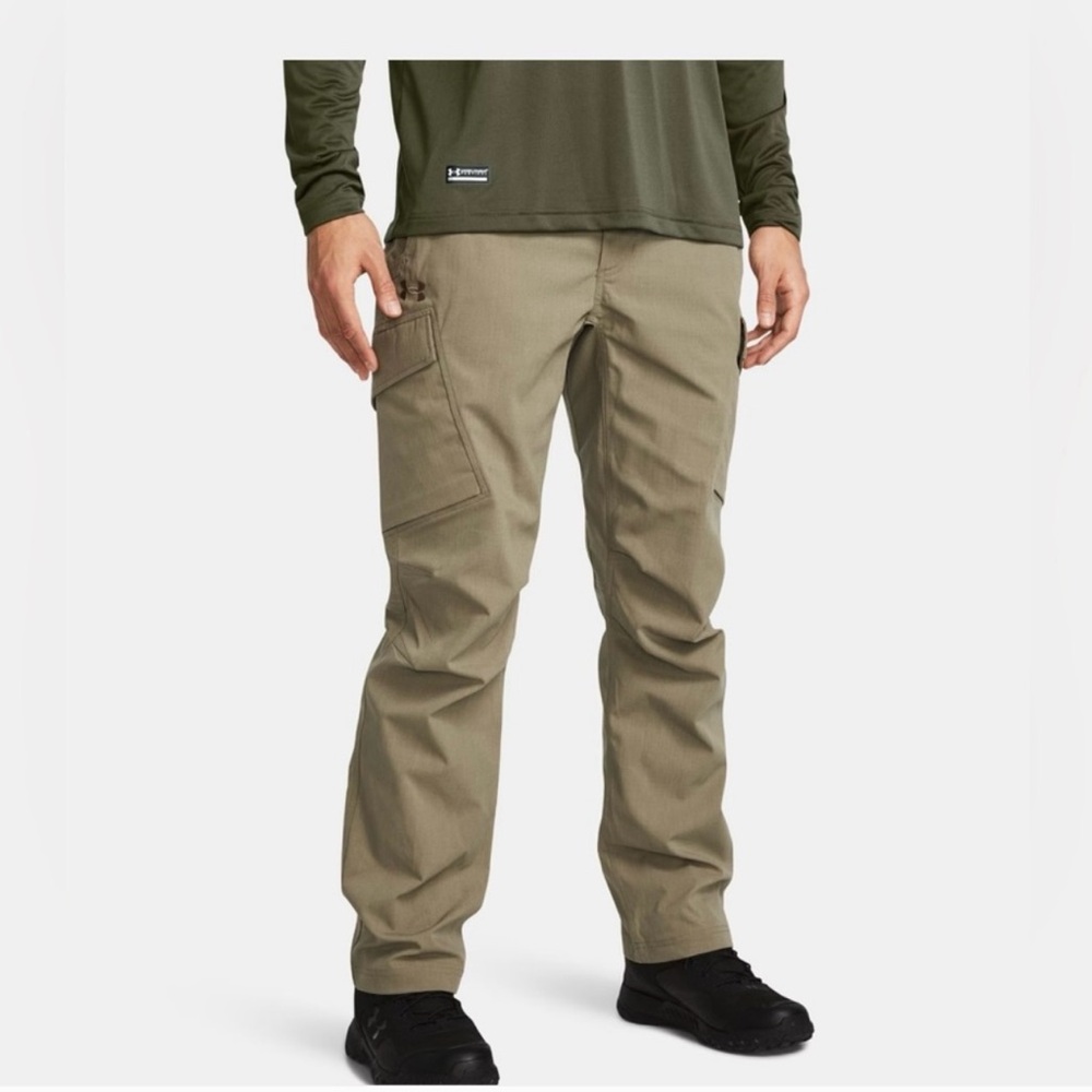 LIKE NEW Under Armour Men's Elite Cargo Pants in Bayou ( dark khaki )34x32.